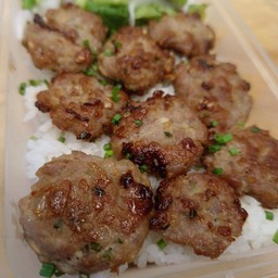 ข้าวหน้าหมูสับก้อนทอดคลุกฝุ่นล่า