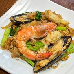 เส้นใหญ่ผัดซีอิ้วทะเล