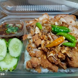 สามชั้นทอดกระเทียมพริกสด จิ้มแจ่ว