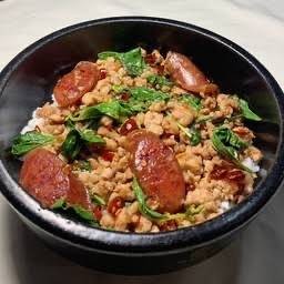 ข้าวราดกะเพราหมูสับกุนเชียง