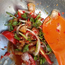 ยำหมูกรอบ