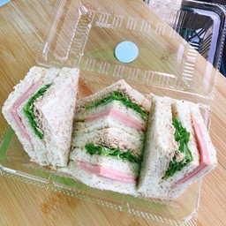 แซนวิชโบโลน่าทูน่า