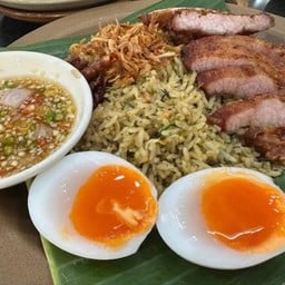 ข้าวผัดแจ่วคอหมูทอด