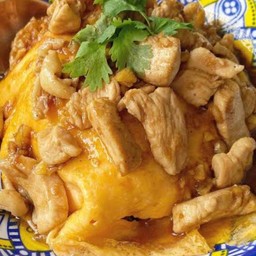 ข้าวหน้าไข่ข้นอกไก่ผัดน้ำมันหอย