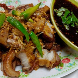 สามชั้นทอดน้ำปลา (กับข้าว)