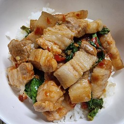 ข้าวกะเพราหมูสามชั้น