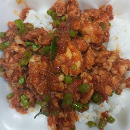 ข้าวราดผัดพริกแกงไก่