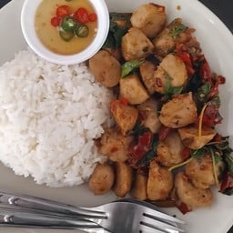 กะเพราลูกชิ้นเนื้อ