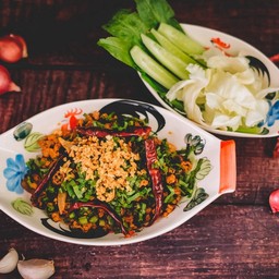 ลาบหมูคั่วเสิร์ฟพร้อมข้าวสวย