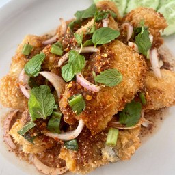 ปลากะพงทอดราดซอสน้ำตก