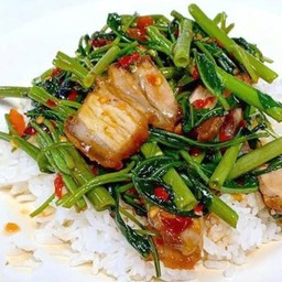 ผัดผักบุ้งหมูกรอบราดข้าว