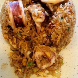 ข้าวผัดปลาหมึก