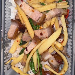 กะเพราหน่อไม้หมูกรอบราดข้าว