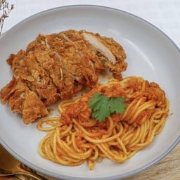 สปาเก็ตตี้ไก่กรอบซอสมะเขือเทศ