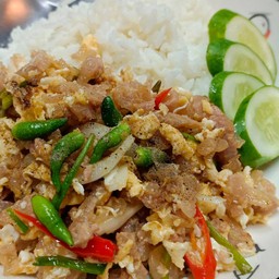 ผัดแหนมใส่ไข่