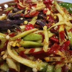 ตำมะม่วงปูปลาร้าสูตรของทางร้าน