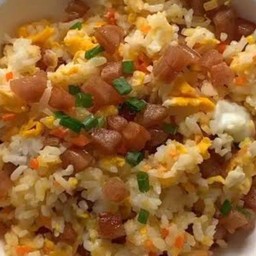 ข้าวผัดกุนเชียงหั่นเต๋าใส่ไข่โรยต้นหอม