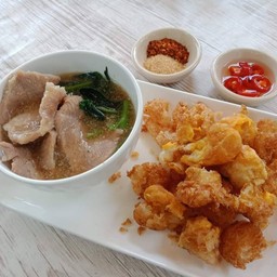 ราดหน้าหมูนุ่มเส้นใหญ่กรอบใส่ไข่