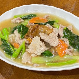 เส้นใหญ่ราดหน้าหมู+ใส่ไข่