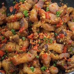 สามชั้นคั่วพริกเกลือ Fried pork belly with chili and salt