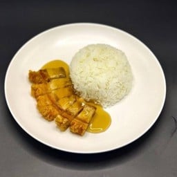 ข้าวหมูกรอบราดซอสน้ำปลา