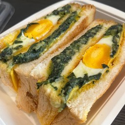 แซนด์วิชไข่ดาวผักโขมชีส