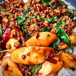 ผัดกะเพราหมูสับไส้กรอก+ไข่ดาว