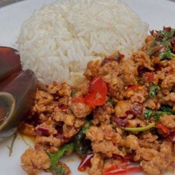 ข้าวกระเพราไข่เยี่ยวม้า