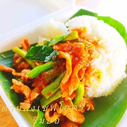 ข้าวราดผัดพริกแกงหมู