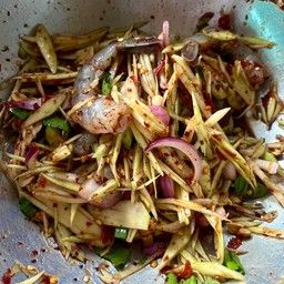 ยำมะม่วงกุ้งสด(น้ำปลาร้า)