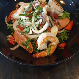 ยำรวมมิตร (กุ้ง หมึก ไส้กรอก)