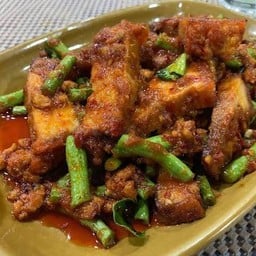 ผัดพริกแกงหมูกรอบเป็นกับข้าว