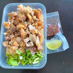 หมีขาวคลุกซอสขอบข้างหมูกรอบ