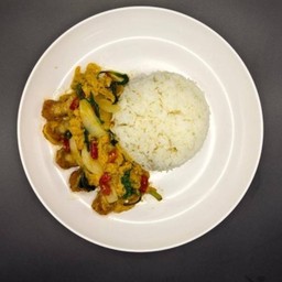 หมูกรอบผัดกระหรี่แอบแซ่บราดข้าว.