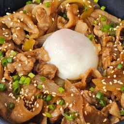 ข้าวหน้าหมูไข่ลาวา