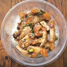 ข้าวหมูกระเทียม /หมูกรอบ