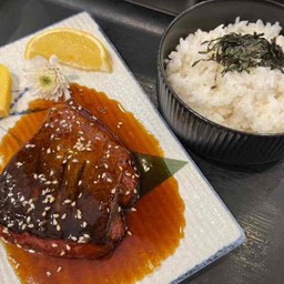 ข้าวหน้าปลาแซลมอนย่างซีอิ๊ว ซอสเทอริยากิ