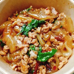 ผัดกะเพราเส้นใหญ่ หมูสับพริกแห้ง