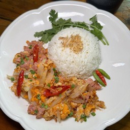 จิ้นส้มผัดไข่ราดข้าว