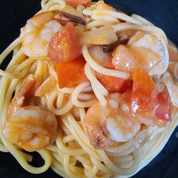 สปาเก็ตตี้กุ้งผัดซ๊อสมะเขือเทศ