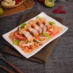 ยำมาม่าหมูกรอบ