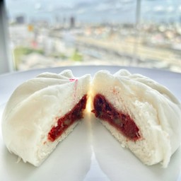 ซาลาเปาไส้หมูแดง แป้งนุ่มฟู เนื้อหมูอัดแน่นรสชาติเข้มข้นหอมกลิ่นเครื่องเทศ