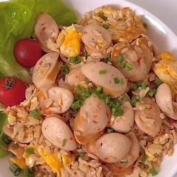 ข้าวผัดไส้กรอกอร่อยมากมีแตงให้ด้วย