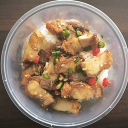 ข้าวคั่วพริกเกลือ หมูกรอบ หมู ไก่