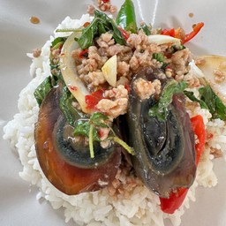 ข้าวราดกะเพราไข่เยี่ยวม้า หมูสับ