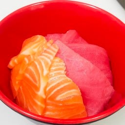 ข้าวหน้าแซลมอนทูน่าซาซิมิ