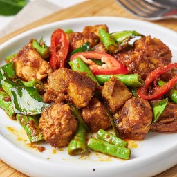 ไก่นุ่ม ผัดพริกแกงถั่วฝักยาว 224 kcal
