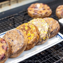 ขนมบ้าบิ่น 5 ชิ้น (คละหน้า) แถมฟรี  เครื่องดื่มชื่นใจ 1 ขวด