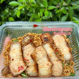 ผัดมาม่ากระเพราหมูกรอบ