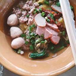 เกี้ยวน้ำพิเศษหมูแดงลูกชิ้นหมูสับ